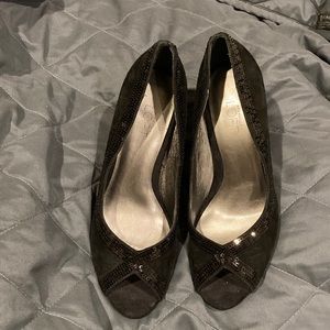 black suede pumps Loft Ann Taylor w/sequiens sz9 great condition